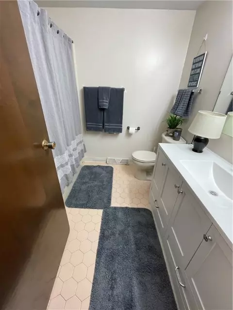 Bath - 1022 Monaca Rd, Monaca, PA 15061 photo 2 of 3