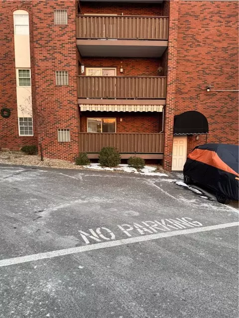 101 Woodstone Ln #8, New Kensington, PA 15068