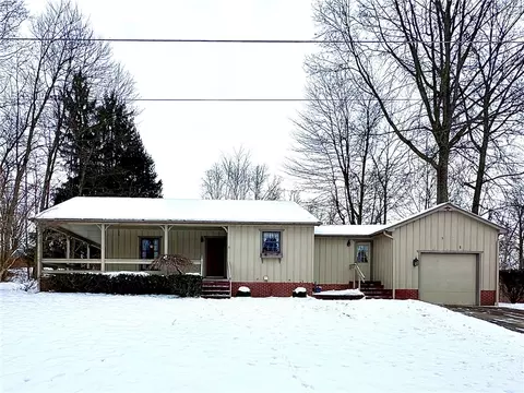 155 Acorn Dr, New Castle, PA 16101
