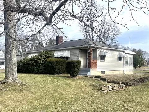 126 Chippewa Dr, Beaver Falls, PA 15010