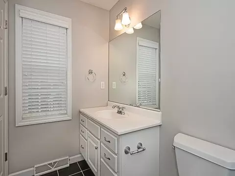 Bath - 533 E Vanderbilt Dr, Mars, PA 16046 photo 3 of 5
