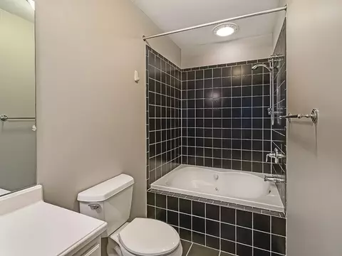 Bath - 533 E Vanderbilt Dr, Mars, PA 16046 photo 2 of 5