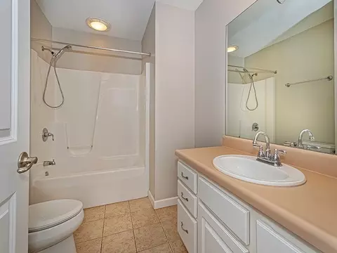 Bath - 533 E Vanderbilt Dr, Mars, PA 16046 photo 4 of 5