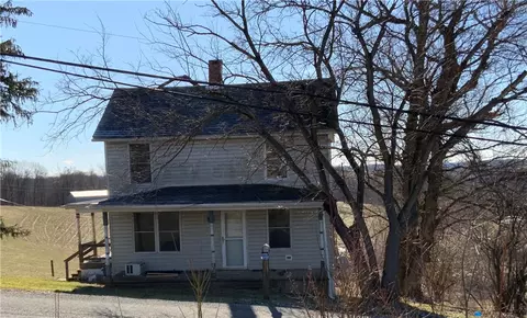 1910 E Finley Dr, Claysville, PA 15323