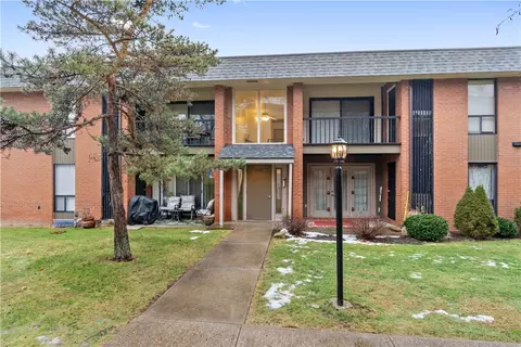 1100 College Park Dr #5, Coraopolis, PA 15108