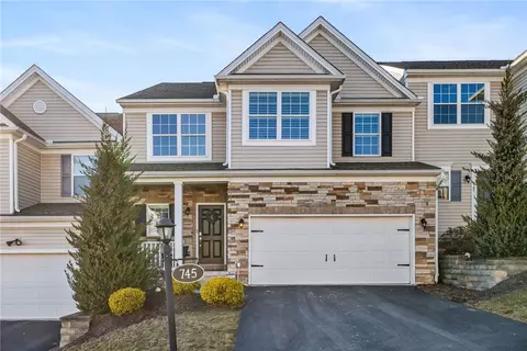 745 Freedom Dr, Carnegie, PA 15106