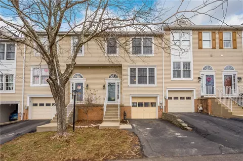 4 Cherryhurst Ln, Bridgeville, PA 15017