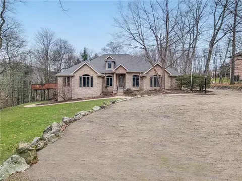 2000 Manor House Ln, Trafford, PA 15085