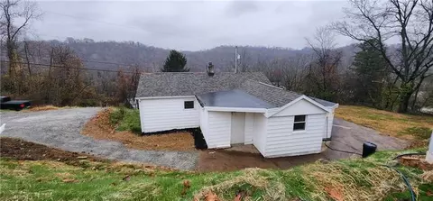 855 Zimmer Ln, Greenock, PA 15047