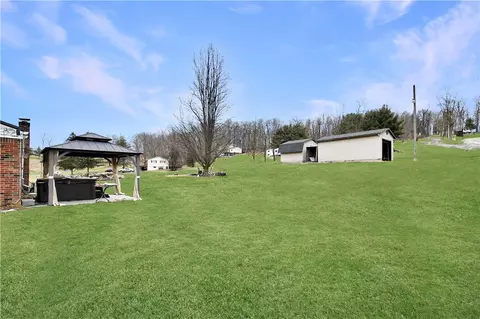 4 Maple Ln, Eighty Four, PA 15330 photo 3