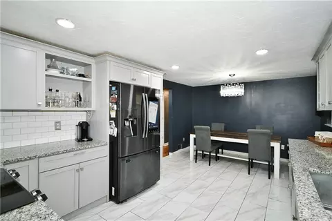 4 Maple Ln, Eighty Four, PA 15330 photo 9