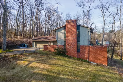 129 Robinhood Ln, Canonsburg, PA 15317