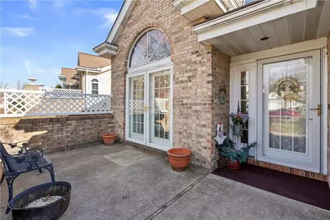 702 Sturbridge Ln, Export, PA 15632 photo 2