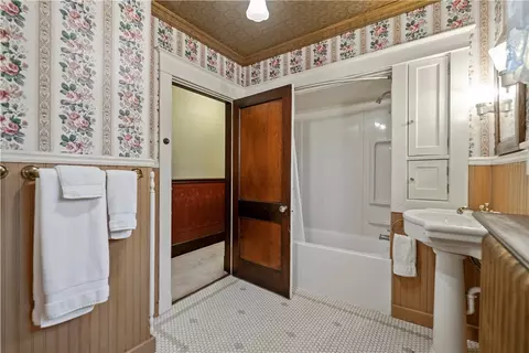 Bath - 435 Mitchell Ave, Clairton, PA 15025 photo 2 of 4