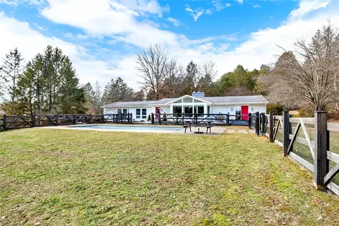 192 Sunrise Ln, Ligonier, PA 15658