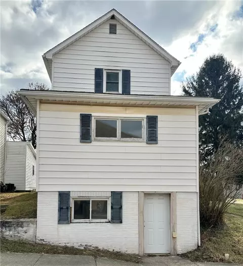 15 N Mill St, New Salem, PA 15468