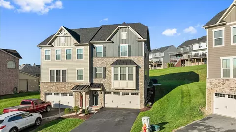 3002 Saint Andrews Ct, Jeannette, PA 15644