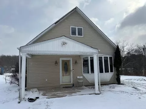 1692 Days Run Rd, Tarentum, PA 15084