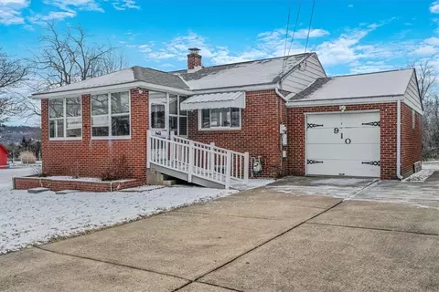 910 Foster Rd, Clairton, PA 15025