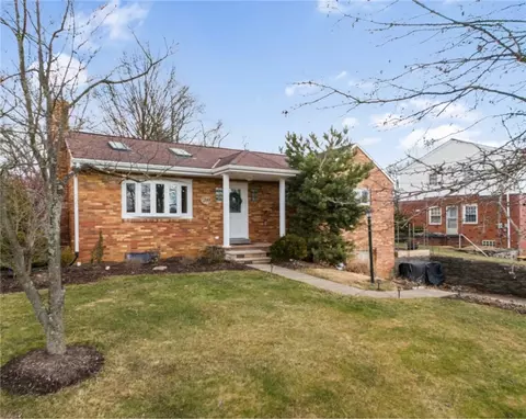 1249 Cocker Dr, Bethel Park, PA 15102