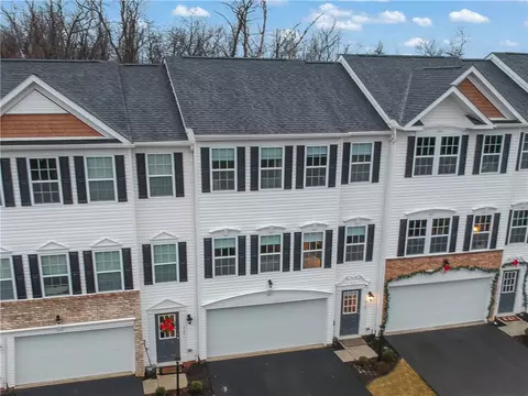 719 Ravenshire Ct, Moon Township, PA 15108