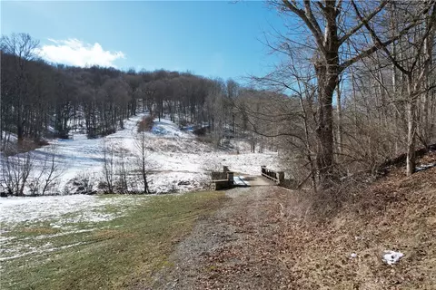 1835 Toms Run Rd, Holbrook, PA 15341