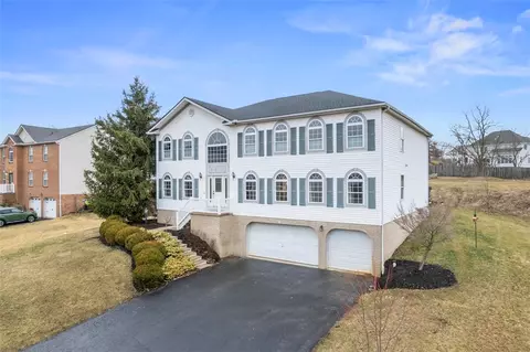 23 Giant Oak Dr, Baden, PA 15005