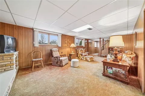 Living - 9 Dell Dr, Irwin, PA 15642 photo 4 of 5