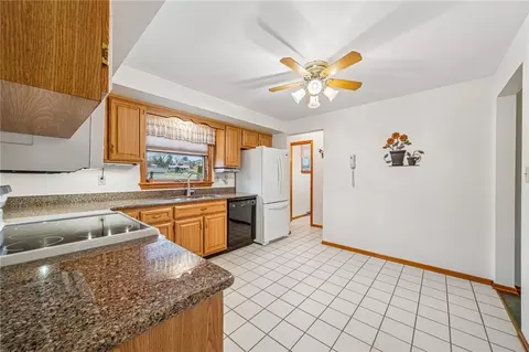 Kitchen - 9 Dell Dr, Irwin, PA 15642 photo 3 of 4