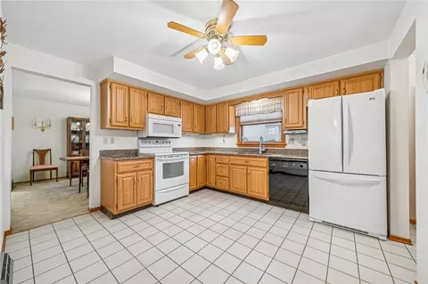 Kitchen - 9 Dell Dr, Irwin, PA 15642 photo 2 of 4