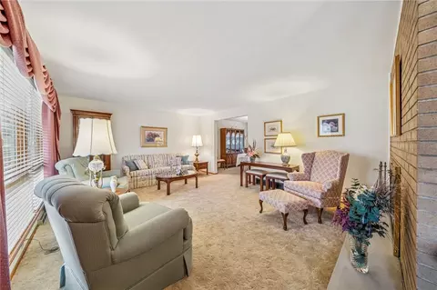 Living - 9 Dell Dr, Irwin, PA 15642 photo 2 of 5