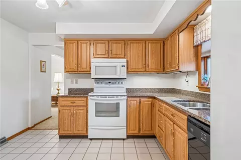 Kitchen - 9 Dell Dr, Irwin, PA 15642 photo 4 of 4