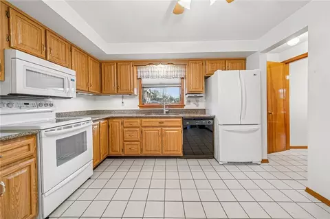 Kitchen - 9 Dell Dr, Irwin, PA 15642 photo 1 of 4