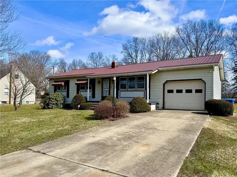 2427 Ridgewood Ct, New Castle, PA 16101