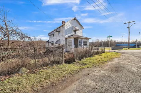 8 Stadium Rd, Millsboro, PA 15348