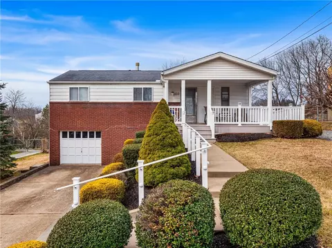 133 Convair Dr, Coraopolis, PA 15108