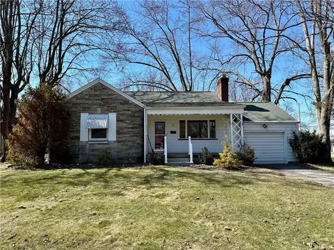 70 Greenwood Dr, Hermitage, PA 16148