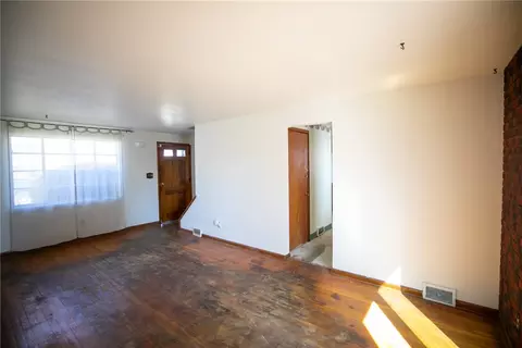 Living - 105 General Braddock Dr, Braddock, PA 15104 photo 3 of 4