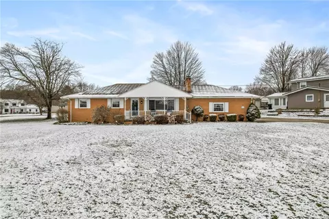 4890 Whippoorwill Dr, Hermitage, PA 16148