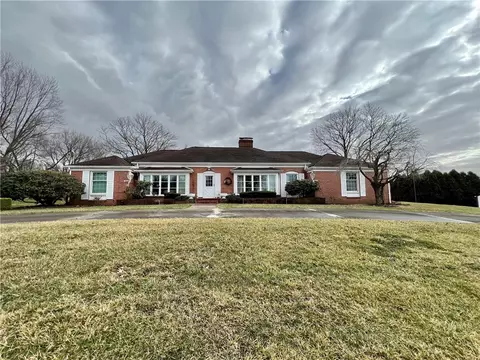 6 Fruitland Dr, New Castle, PA 16105