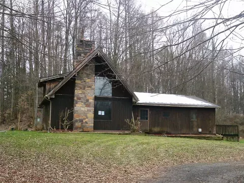 494 Gilmore Rd, New Castle, PA 16102