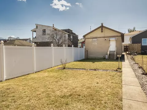 331 Longfellow St, Vandergrift, PA 15690 photo 3