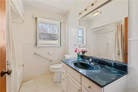 Bath - 884 Linden Rd, Eighty Four, PA 15330 photo 1 of 1