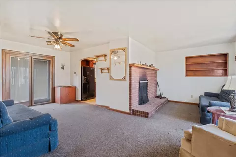 Living - 884 Linden Rd, Eighty Four, PA 15330 photo 2 of 3