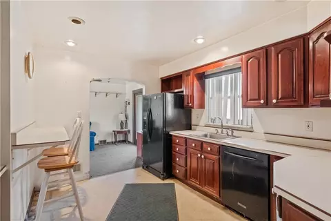 Kitchen - 884 Linden Rd, Eighty Four, PA 15330 photo 3 of 5