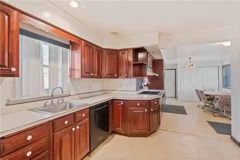 Kitchen - 884 Linden Rd, Eighty Four, PA 15330 photo 4 of 5