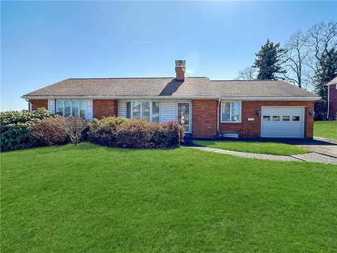 215 Commonwealth Ave, West Mifflin, PA 15122