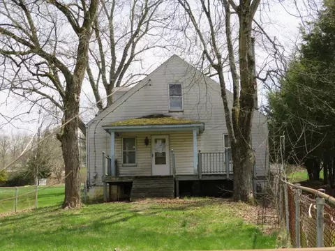 64 Valley Rd, Eighty Four, PA 15330