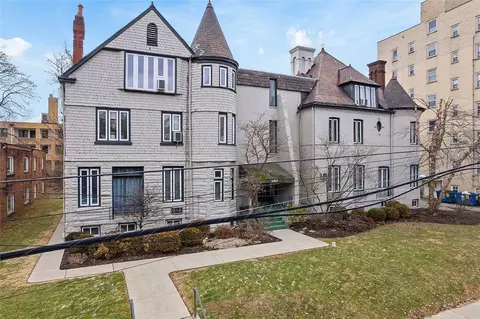 5927 Howe St #204, Pittsburgh, PA 15232
