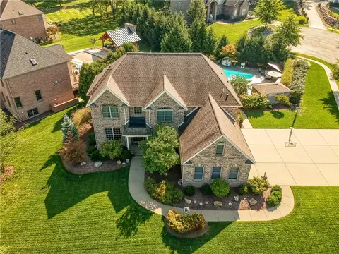 200 Emerson Pines Dr, Cranberry Township, PA 16066